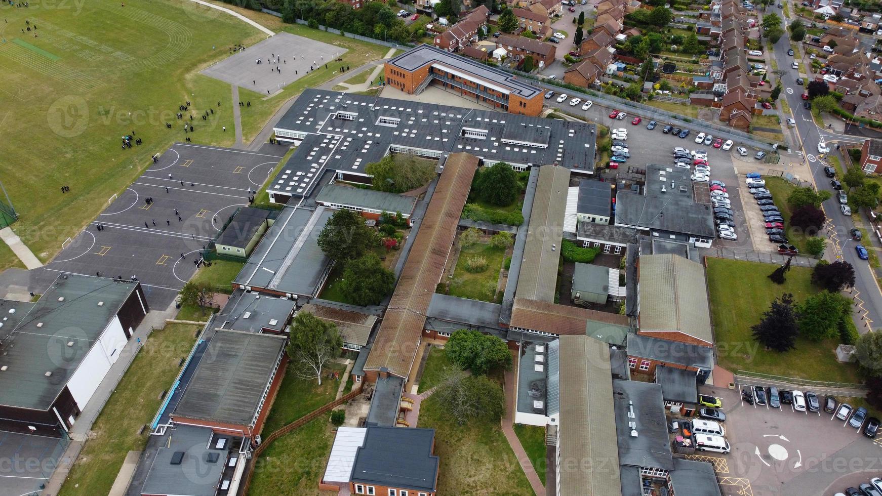 una filmación aérea y una vista de ángulo alto del campo de juego de una escuela secundaria de niños en la ciudad de luton de inglaterra, autopistas y carreteras británicas foto