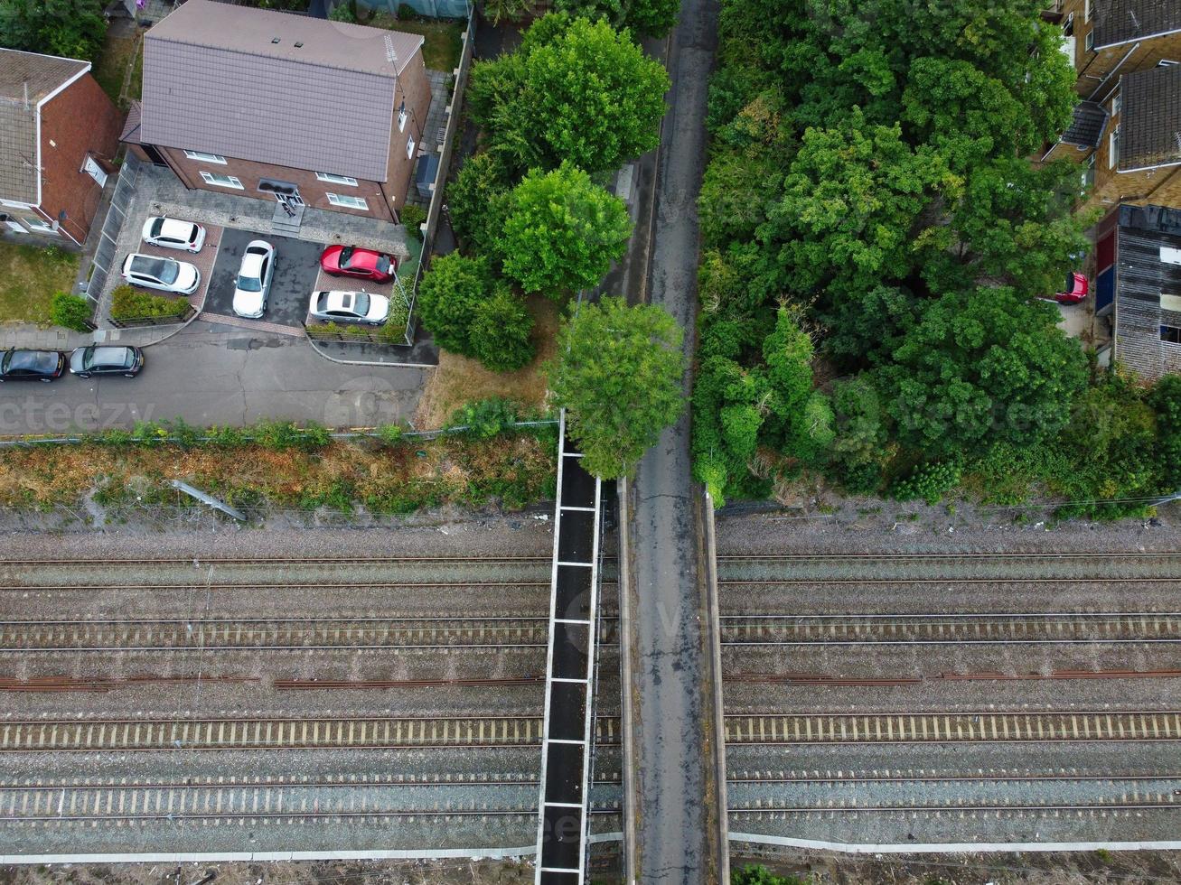 vista aérea de alto ángulo de las vías del tren en la estación de tren leagrave luton de inglaterra reino unido foto