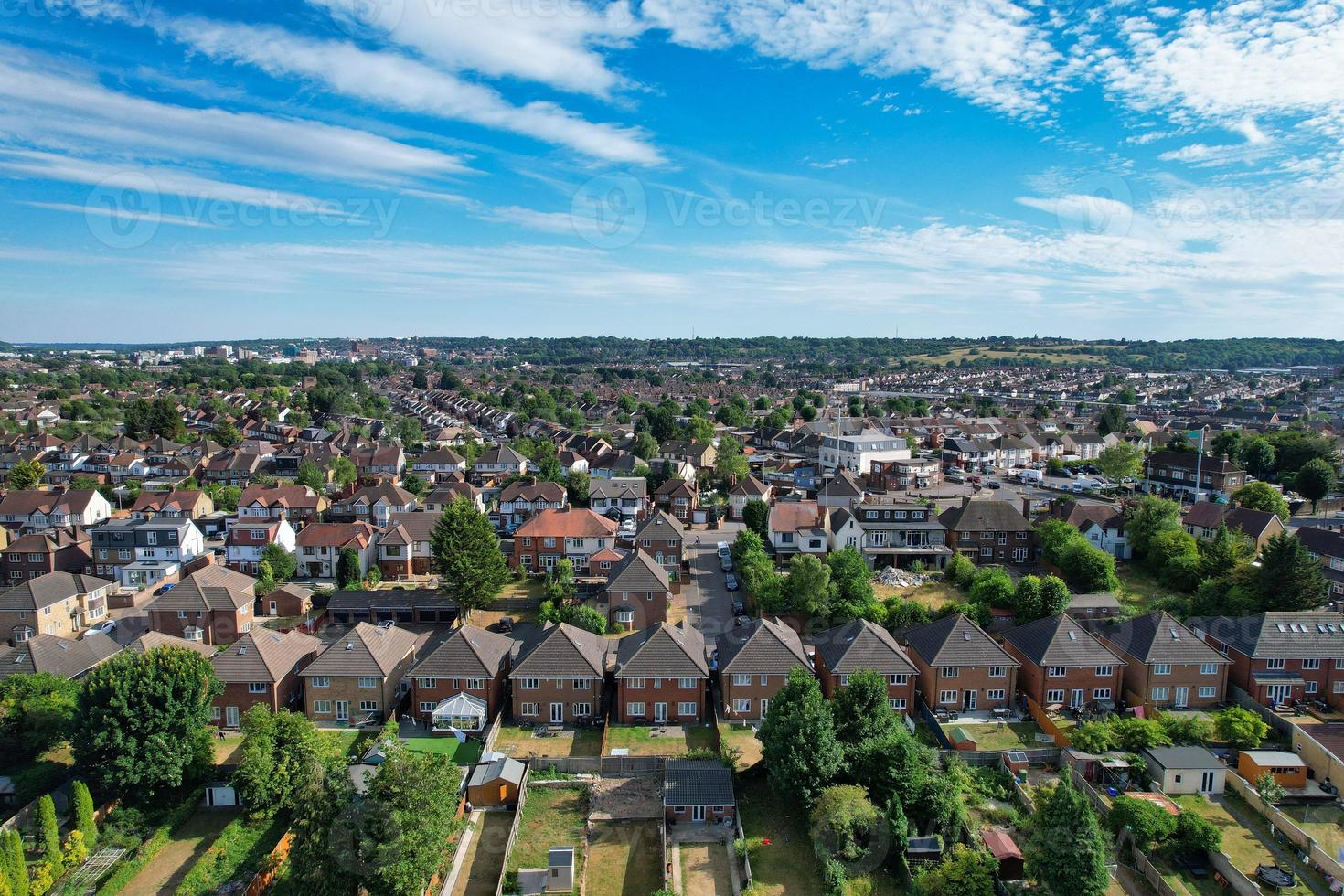 imágenes de ángulo alto de vista aérea de calles residenciales de la ciudad de luton de inglaterra reino unido foto