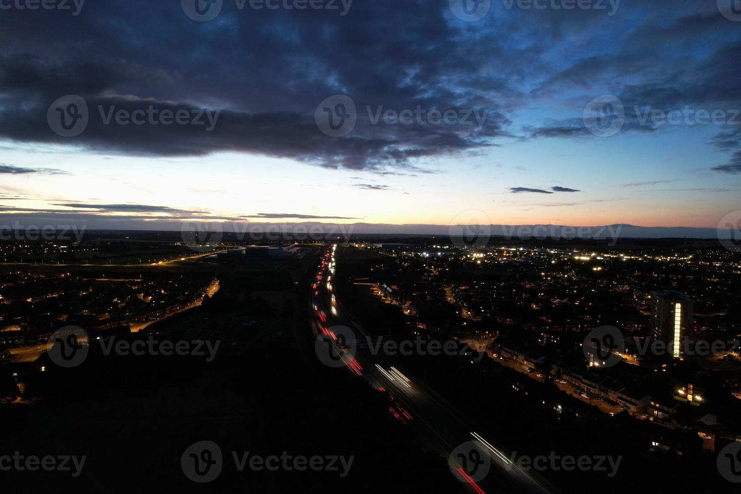 hermosa vista aérea de alto ángulo de las autopistas británicas y el tráfico en la ciudad de luton de inglaterra reino unido en la noche después del atardecer foto