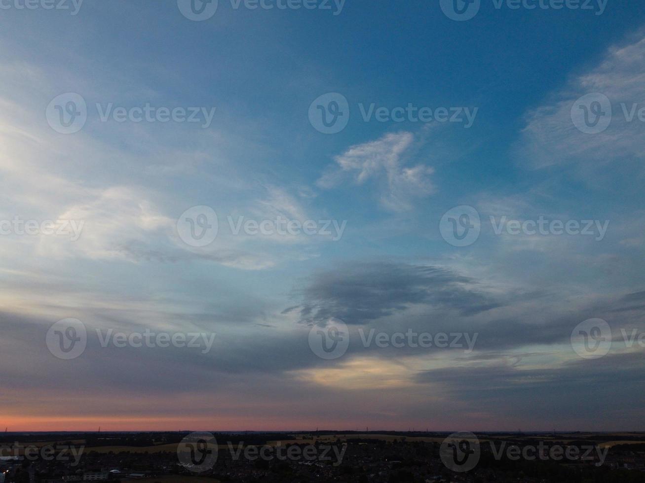 hermoso cielo con nubes coloridas, imágenes de ángulo alto de drones sobre la ciudad de Inglaterra, Reino Unido foto