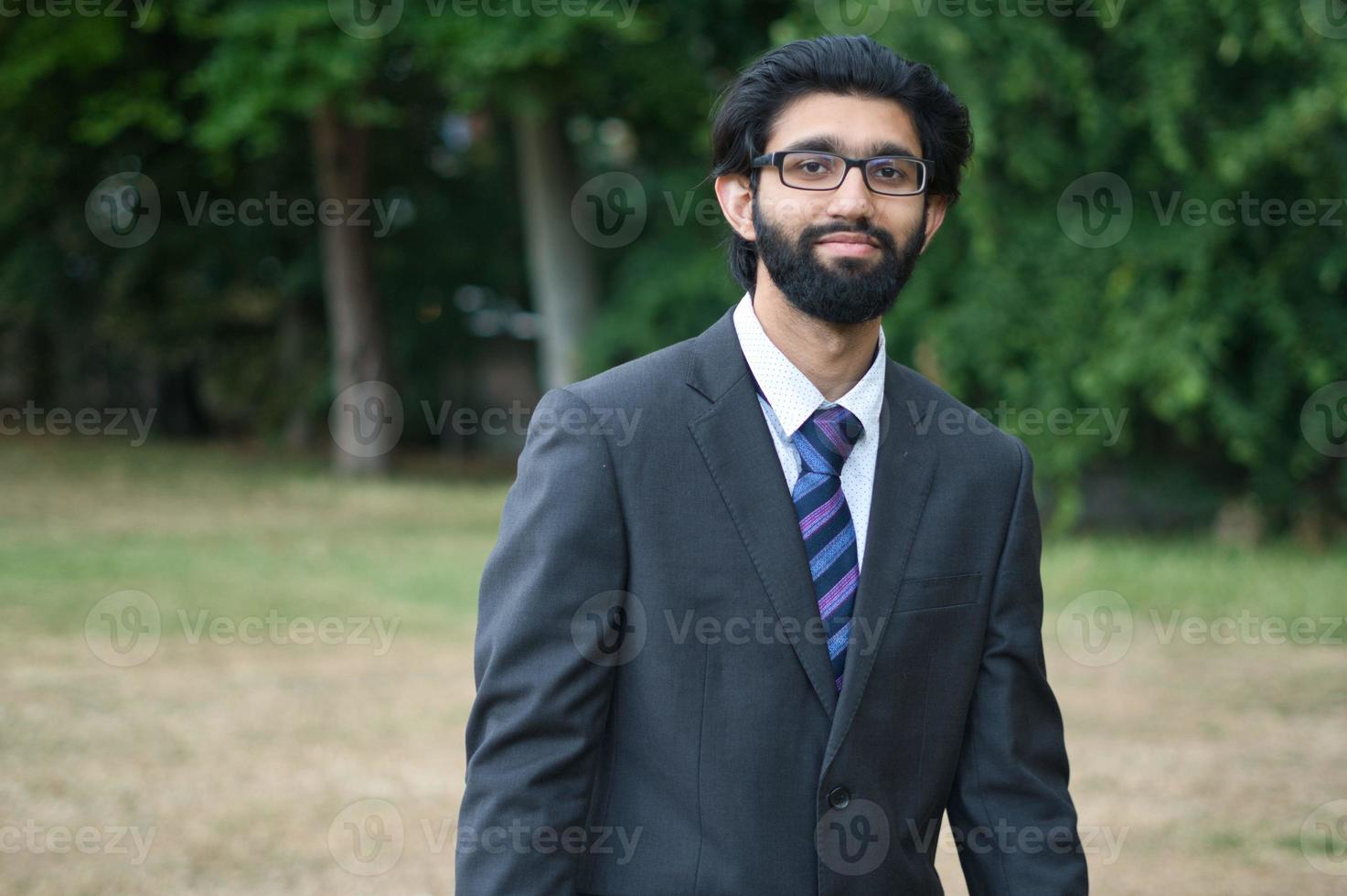 Macho asiático posando en el parque público local de Luton, Inglaterra foto