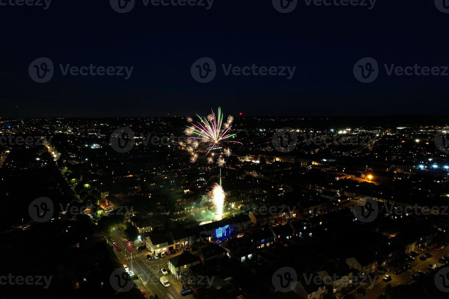 hermosa vista de ángulo alto de la ciudad de luton de inglaterra en la noche, imágenes de drones después del atardecer foto