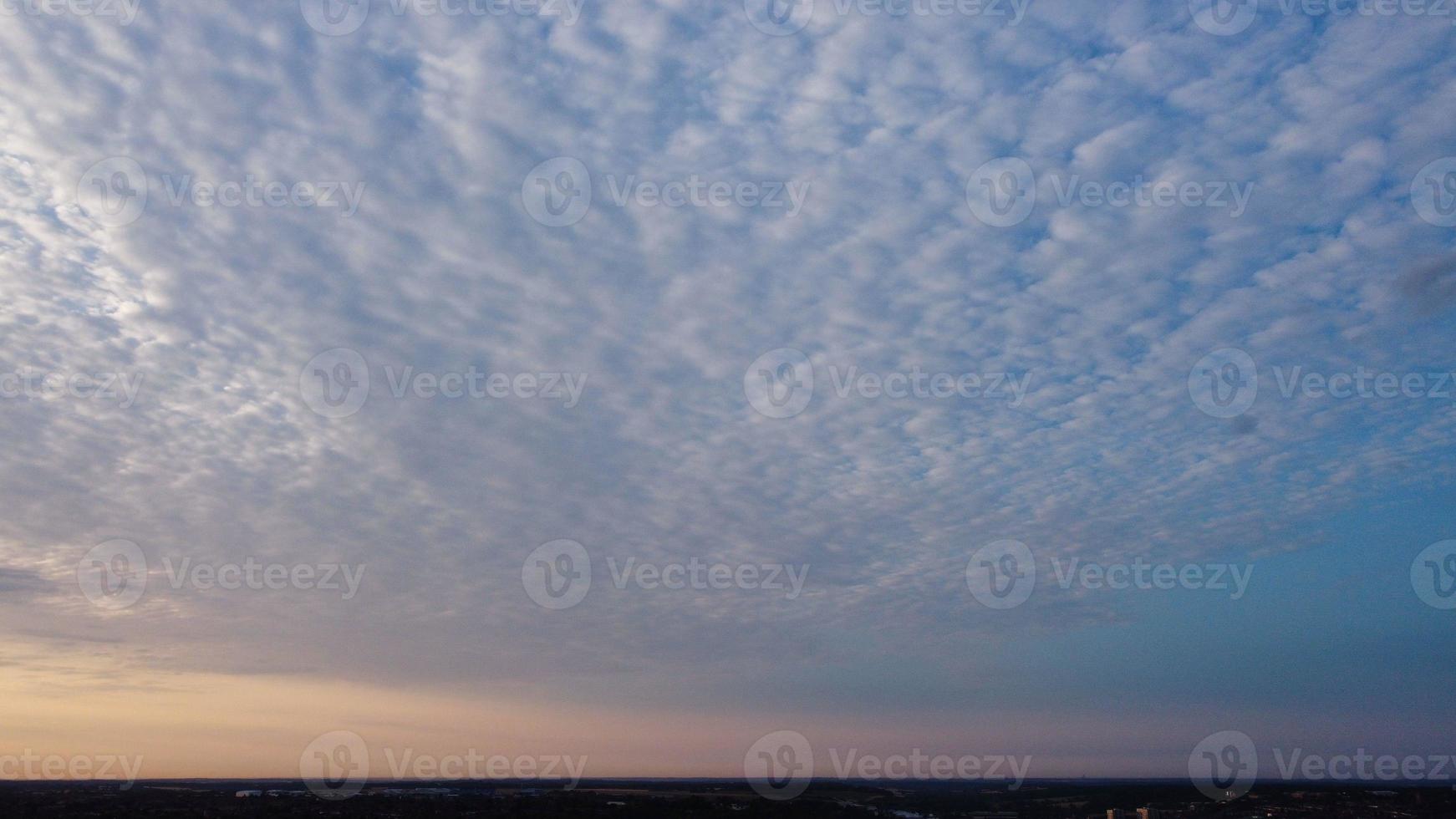 el hermoso amanecer y las nubes coloridas, la vista aérea y la vista de ángulo alto tomadas por drones en Inglaterra, Reino Unido foto