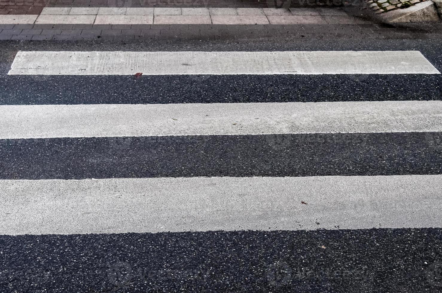 Paso de cebra peatonal pintado de blanco en una carretera en Europa. foto