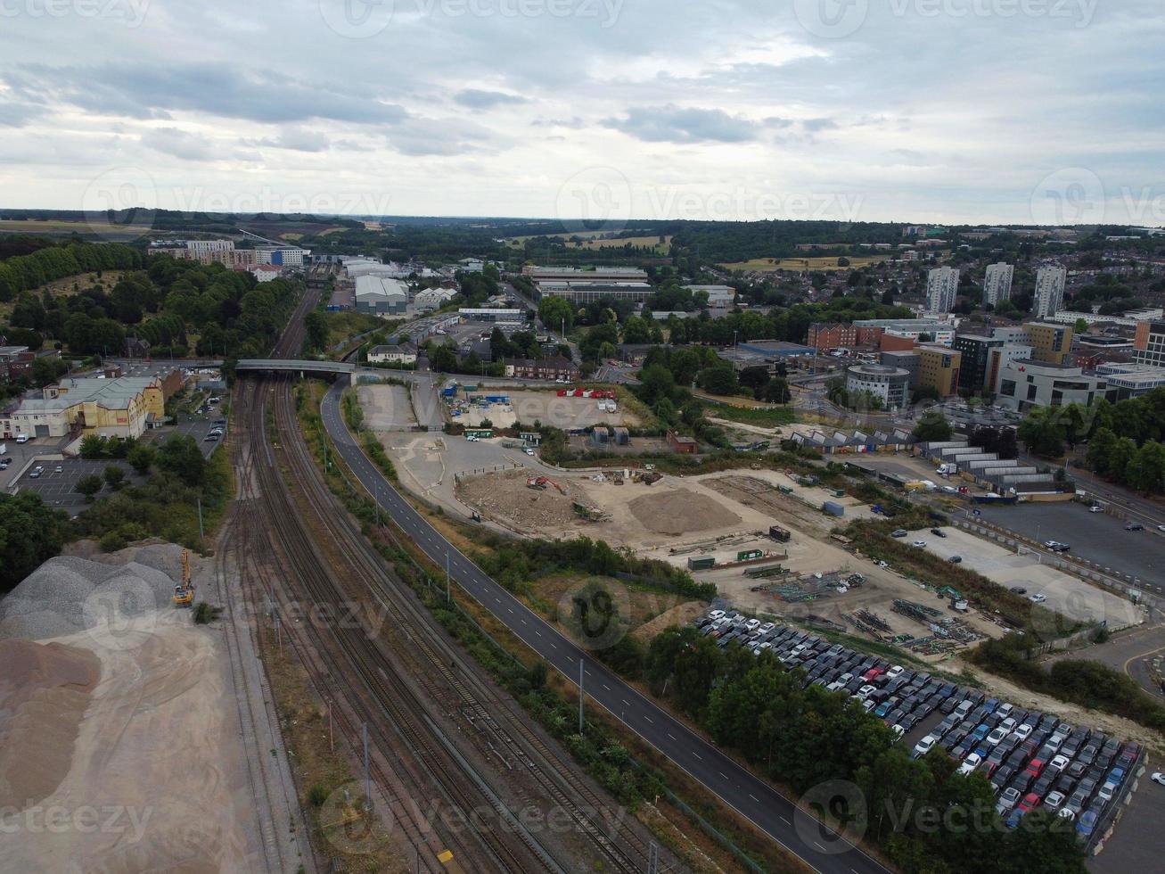 imágenes de alto ángulo de la ciudad de londres luton y vista aérea de la estación central de trenes, vías de tren de inglaterra, reino unido foto