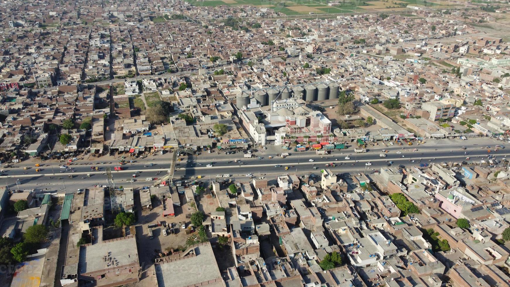 vista aérea de ángulo alto de la ciudad de sheikhupura de punjab pakistán, imágenes de drones. sheikhupura también conocida como qila sheikhupura, es una ciudad en la provincia pakistaní de punjab. foto