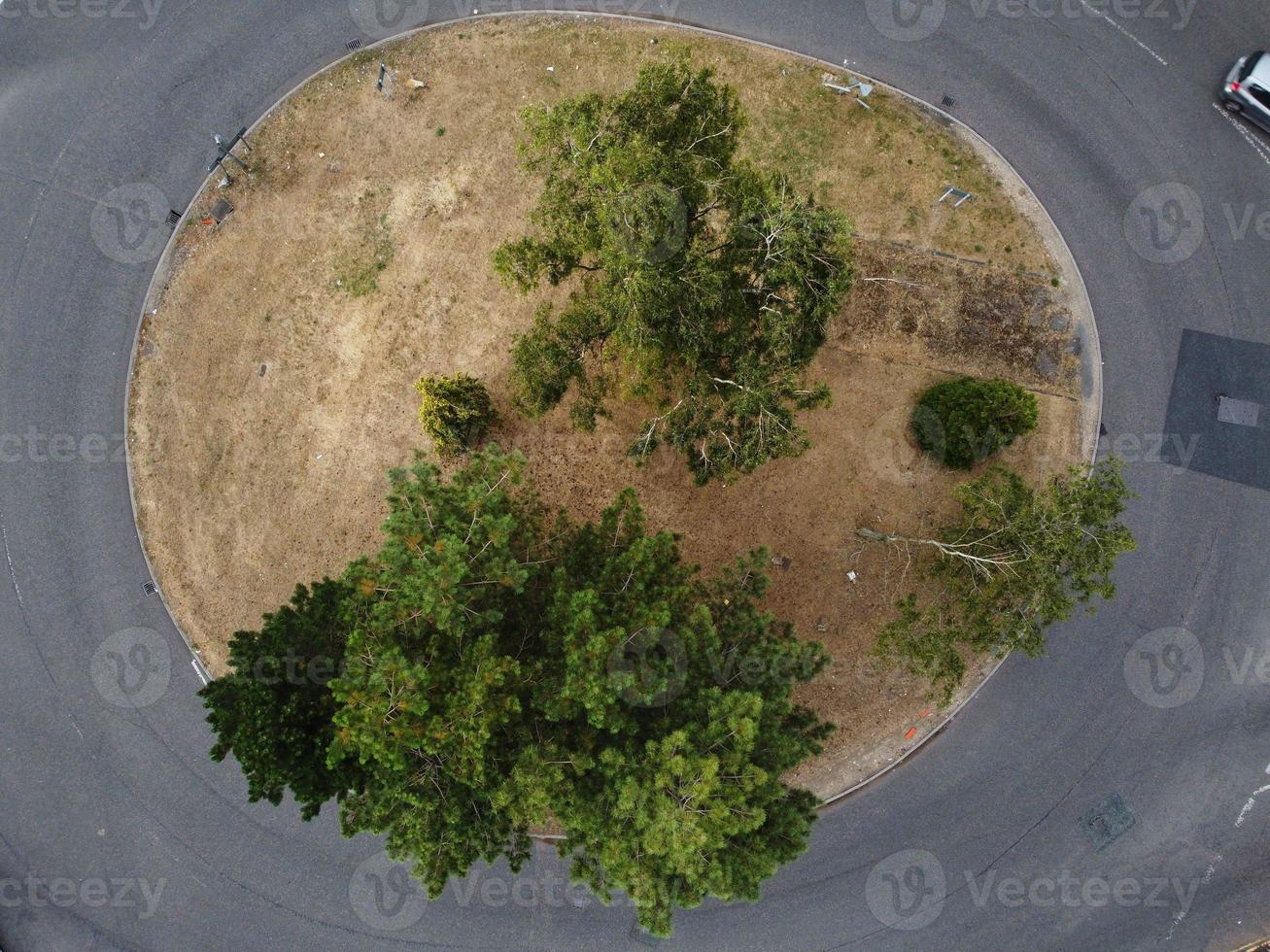 vista aérea de ángulo alto de carreteras británicas y autopistas de alta velocidad en la ciudad de luton de inglaterra reino unido foto