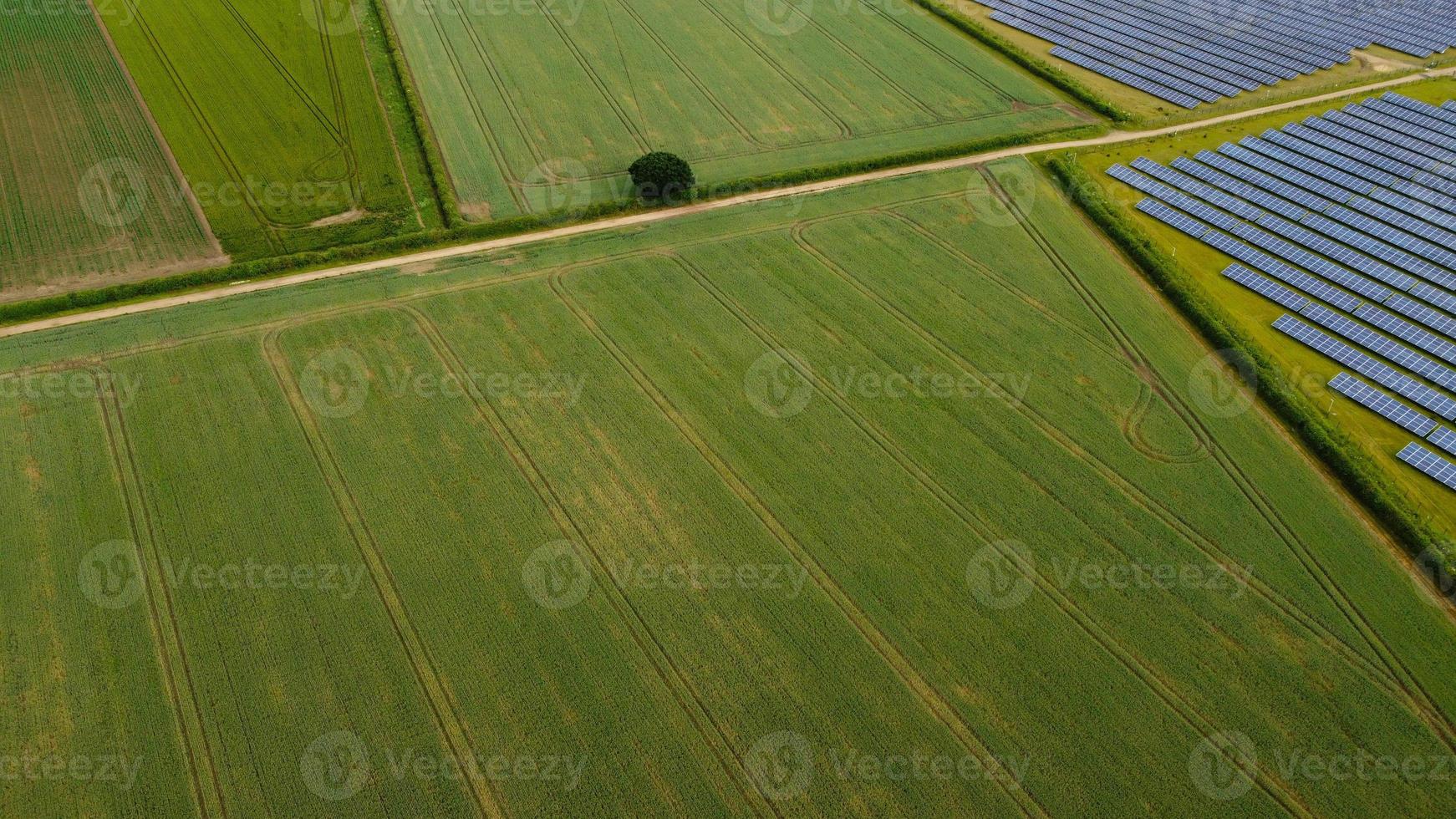 imágenes aéreas vista de ángulo alto de fuentes de generadores naturales de energía verde de turbinas eólicas y granjas de paneles solares en Inglaterra, Reino Unido foto