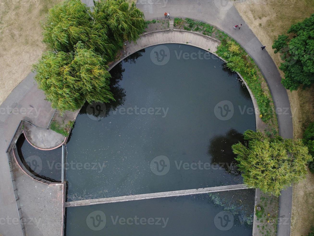 imágenes aéreas y de alto ángulo del parque público local de libre acceso en luton, inglaterra, reino unido foto