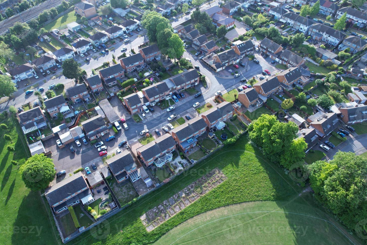 imágenes aéreas de drones vista de ángulo alto de la ciudad de londres luton de inglaterra y edificios residenciales foto