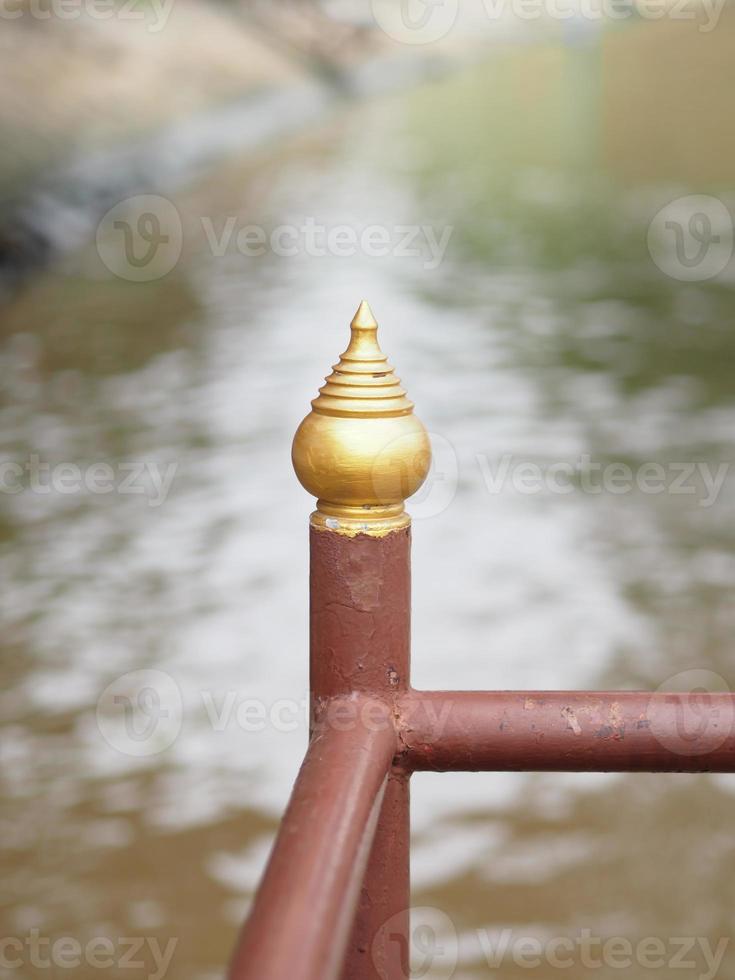 cabeza de latón de columna de balcón foto