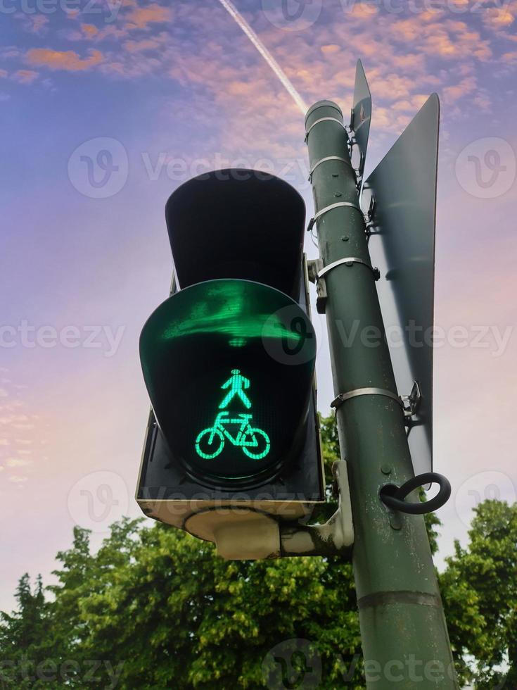 semáforos verdes y rojos para peatones y bicicletas foto