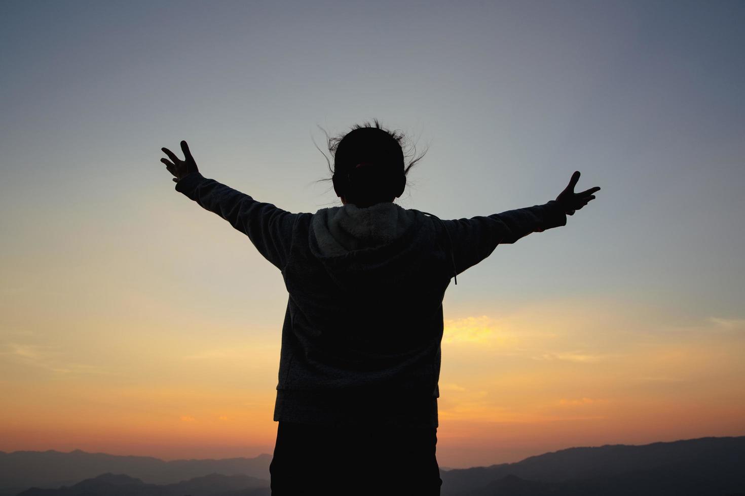 adoración de la mujer al atardecer foto