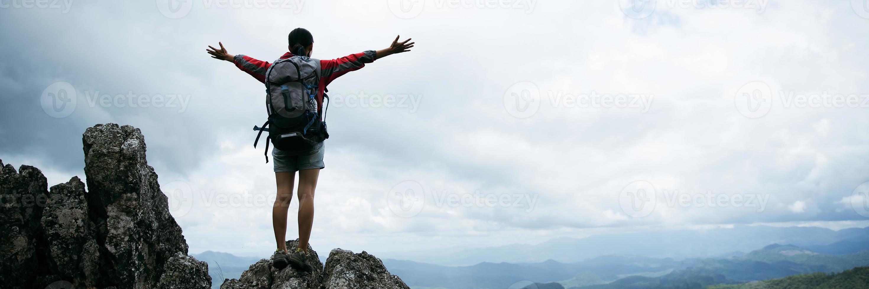 Deporte Senderismo O Trekking Mujer Con Chaqueta De Color Púrpura, De Pie  En El Pico De La Roca, Con Teléfono Inteligente Móvil Tomando Foto Selfie  Foto, Detrás De Valle De Lozoya Y