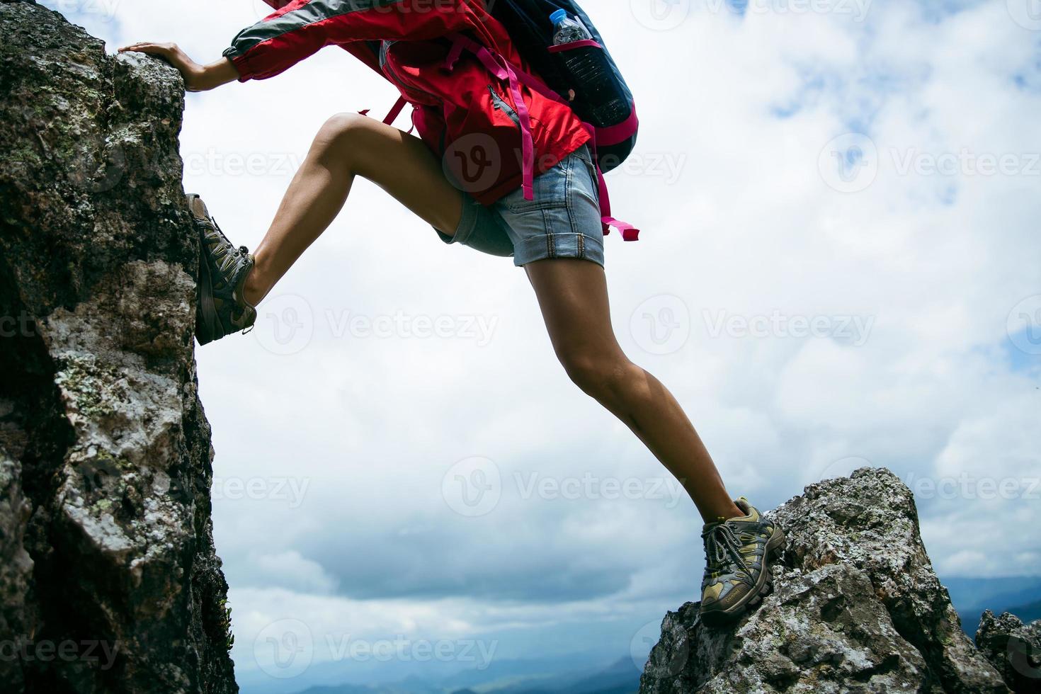 joven mujer de senderismo de pie en la roca superior, mujer mochila mirando el hermoso valle de montaña a la luz del sol en verano, paisaje con chica deportiva, colinas altas, bosque, cielo. viaje y Turismo. foto