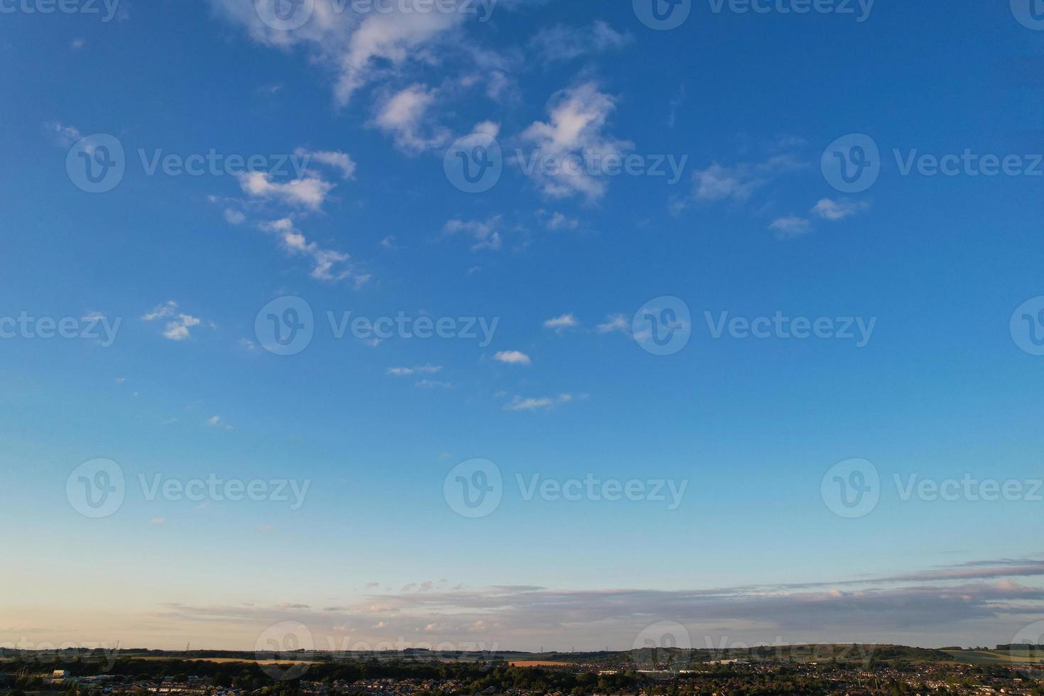 imágenes aéreas de drone vista de ángulo alto de londres luton ciudad de inglaterra gran bretaña foto