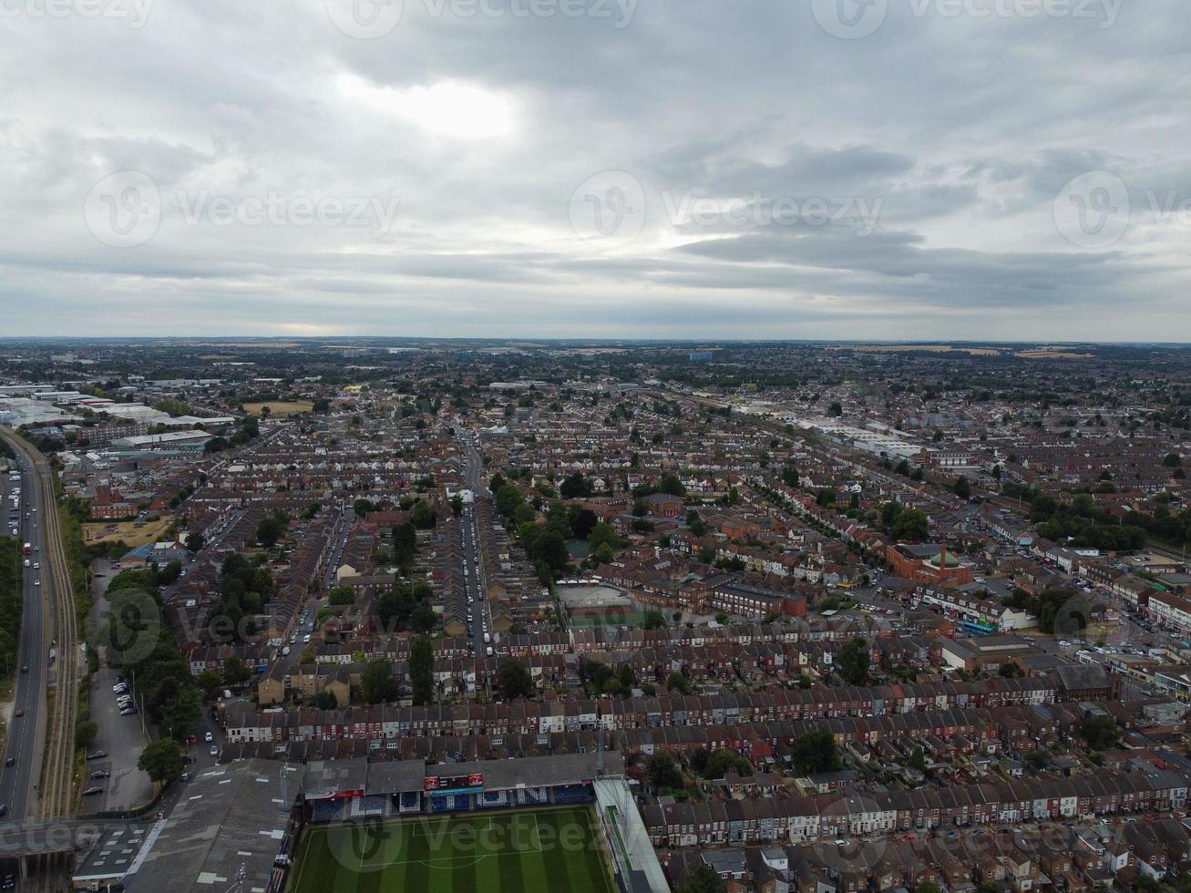 una filmación aérea y una vista de ángulo alto de la ciudad de luton en inglaterra sobre un área residencial enterrar el parque de la comunidad asiática pakistaní y cachemir. foto