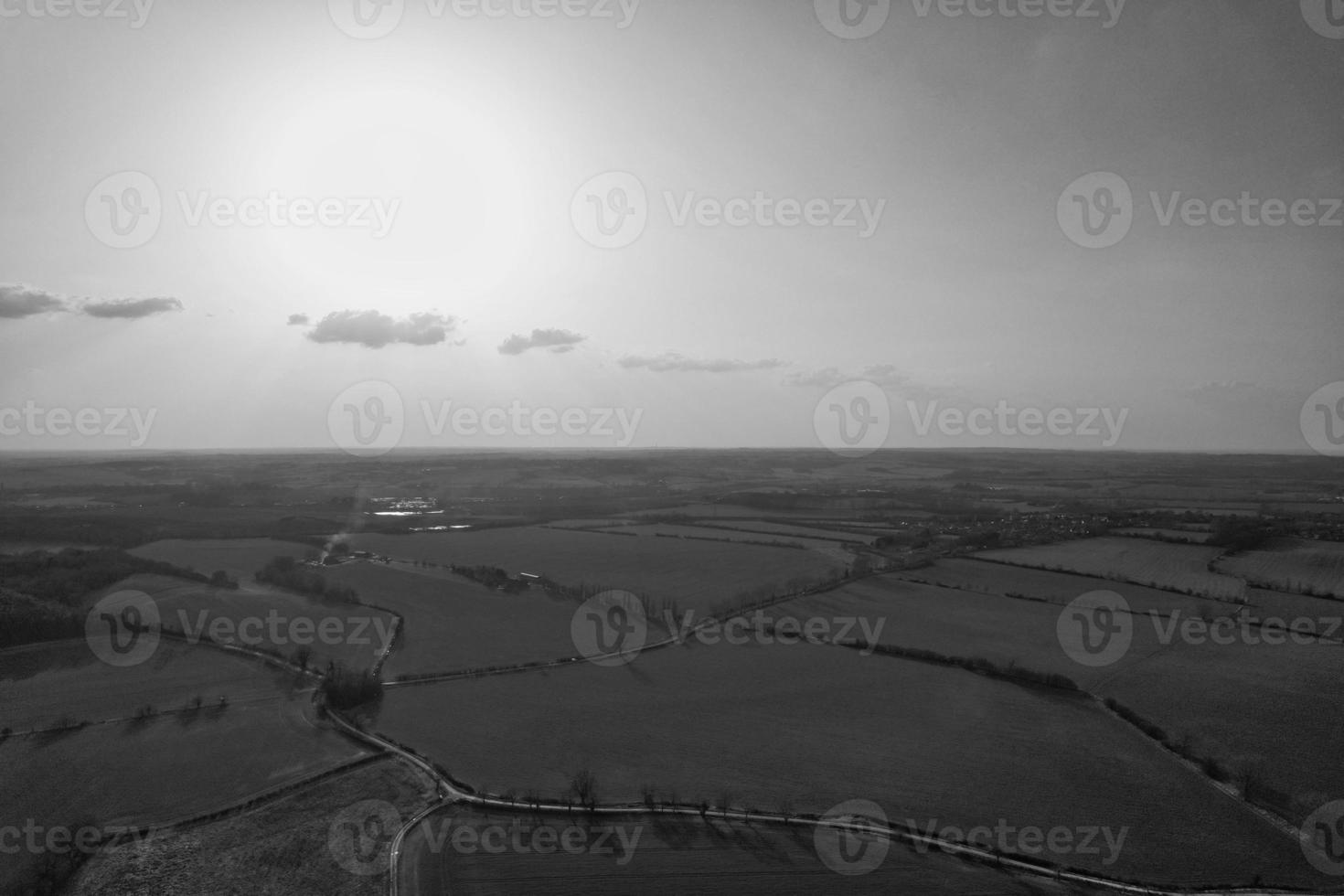 vista aérea de gran ángulo de la ciudad de gran bretaña en el viejo estilo clásico en blanco y negro foto