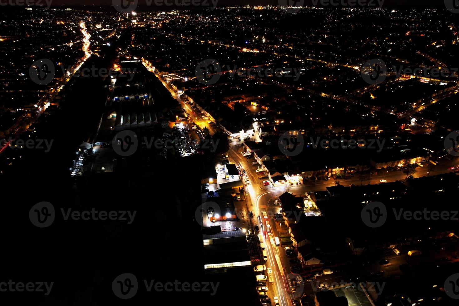 hermosa vista aérea nocturna de la ciudad británica, imágenes de drones de gran ángulo de la ciudad de luton en inglaterra reino unido foto