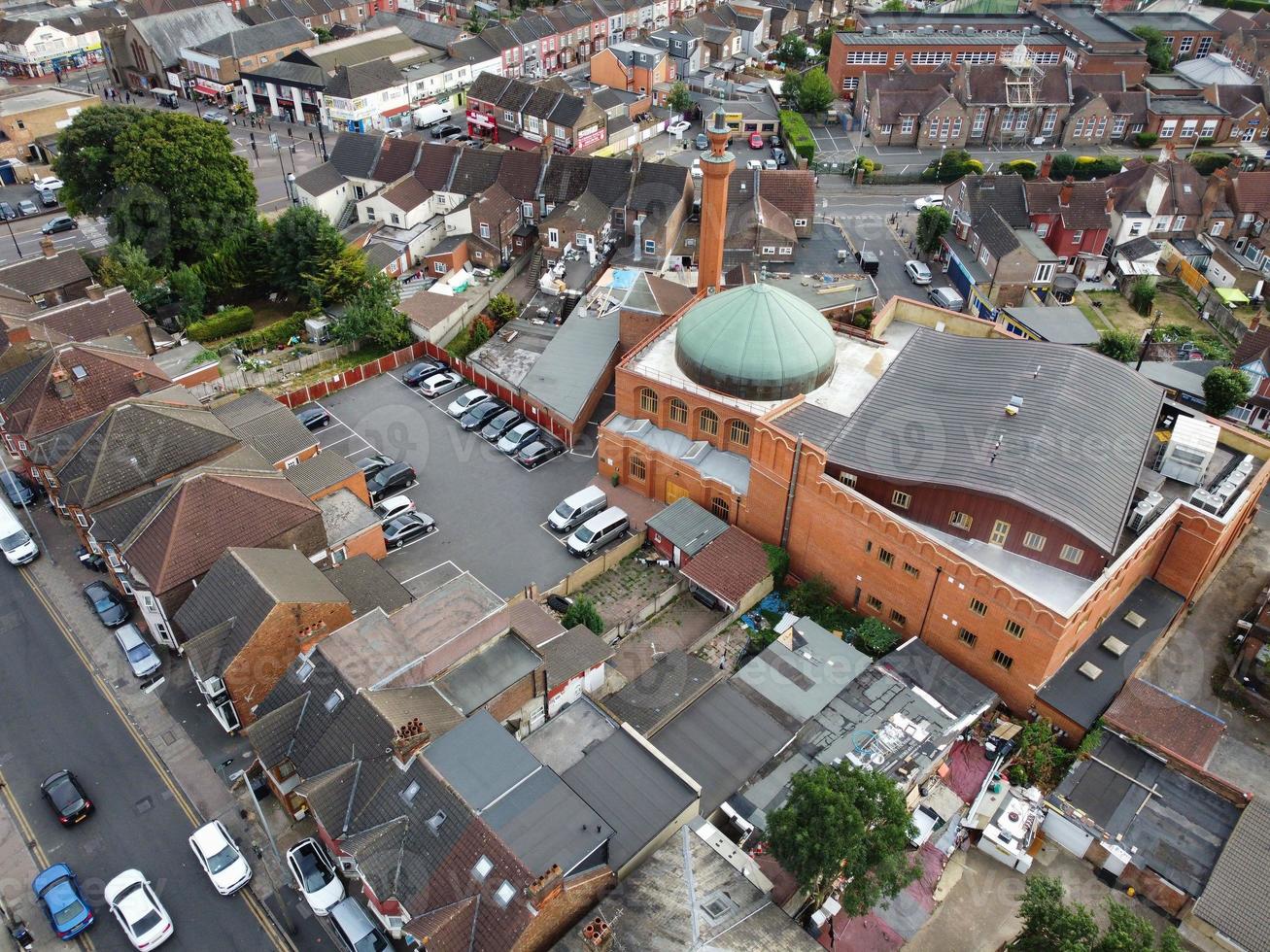 vista aérea de ángulo alto de bury park comunidad pakistaní asiática británica residencial y mezquita central jamia en luton inglaterra reino unido foto