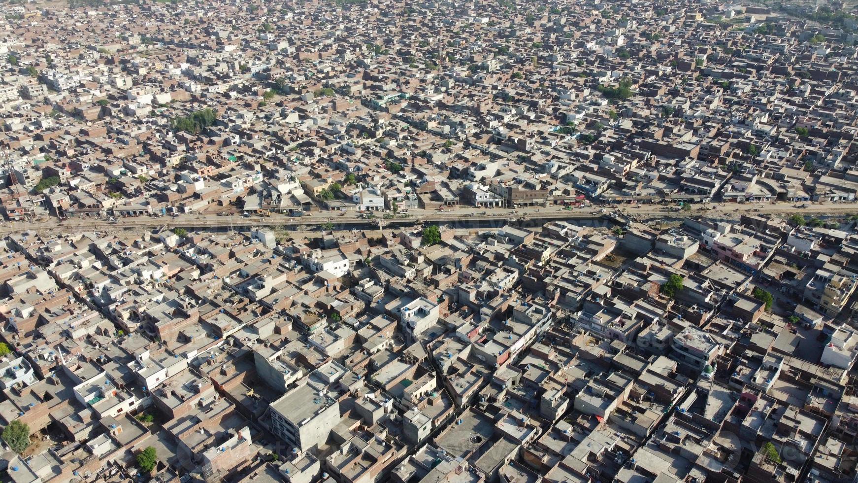 vista aérea de ángulo alto de la ciudad de sheikhupura de punjab pakistán, imágenes de drones. sheikhupura también conocida como qila sheikhupura, es una ciudad en la provincia pakistaní de punjab. foto