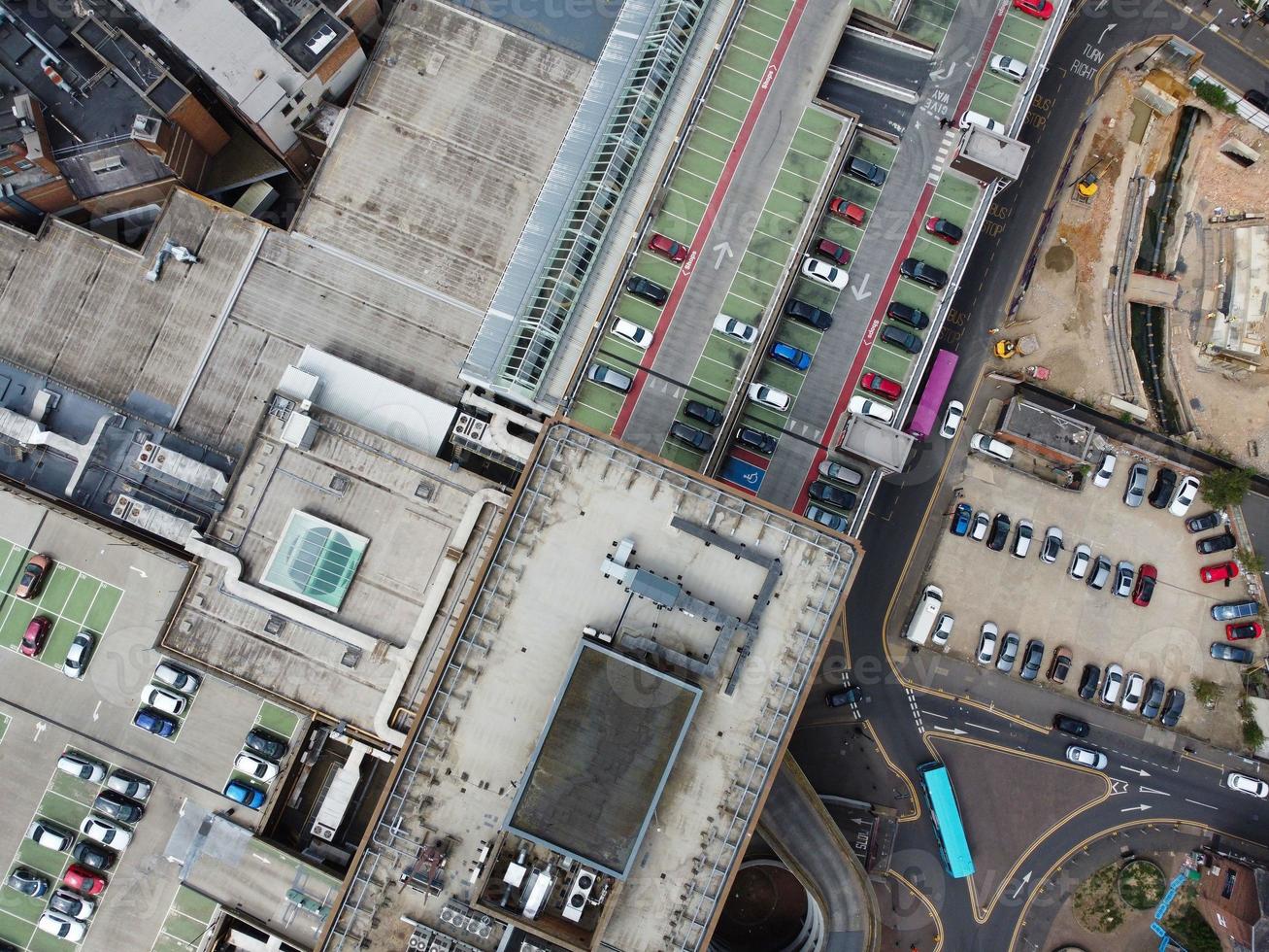 vista aérea y material de archivo en ángulo alto del centro de la ciudad británica de luton, inglaterra, reino unido. foto