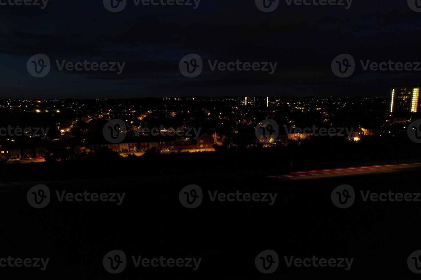 hermosa vista aérea de alto ángulo de las autopistas británicas y el tráfico en la ciudad de luton de inglaterra reino unido en la noche después del atardecer foto