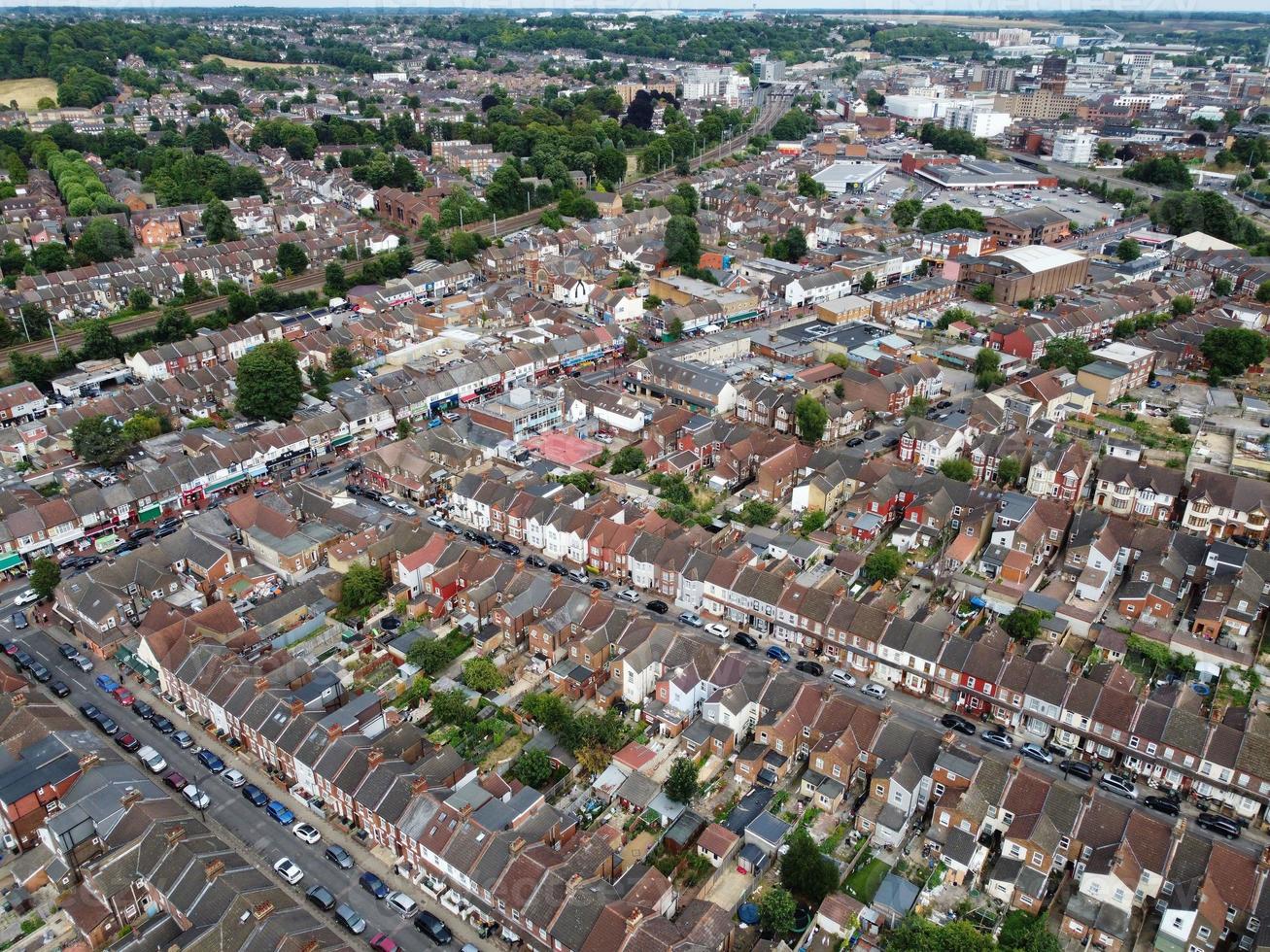 una filmación aérea y una vista de ángulo alto de la ciudad de luton en inglaterra sobre un área residencial enterrar el parque de la comunidad asiática pakistaní y cachemir. foto