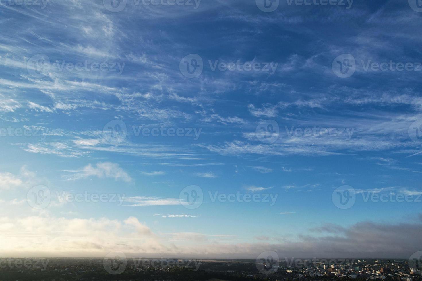 vista aérea de las nubes al amanecer en la mañana sobre gran bretaña, imágenes de drones, hermosa mañana con vientos fuertes y nubes que se mueven rápidamente foto