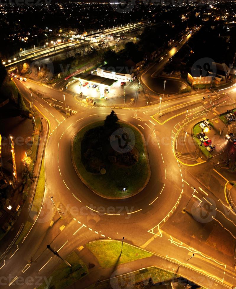 hermosa vista aérea nocturna de la ciudad británica, imágenes de drones de gran ángulo de la ciudad de luton en inglaterra reino unido foto