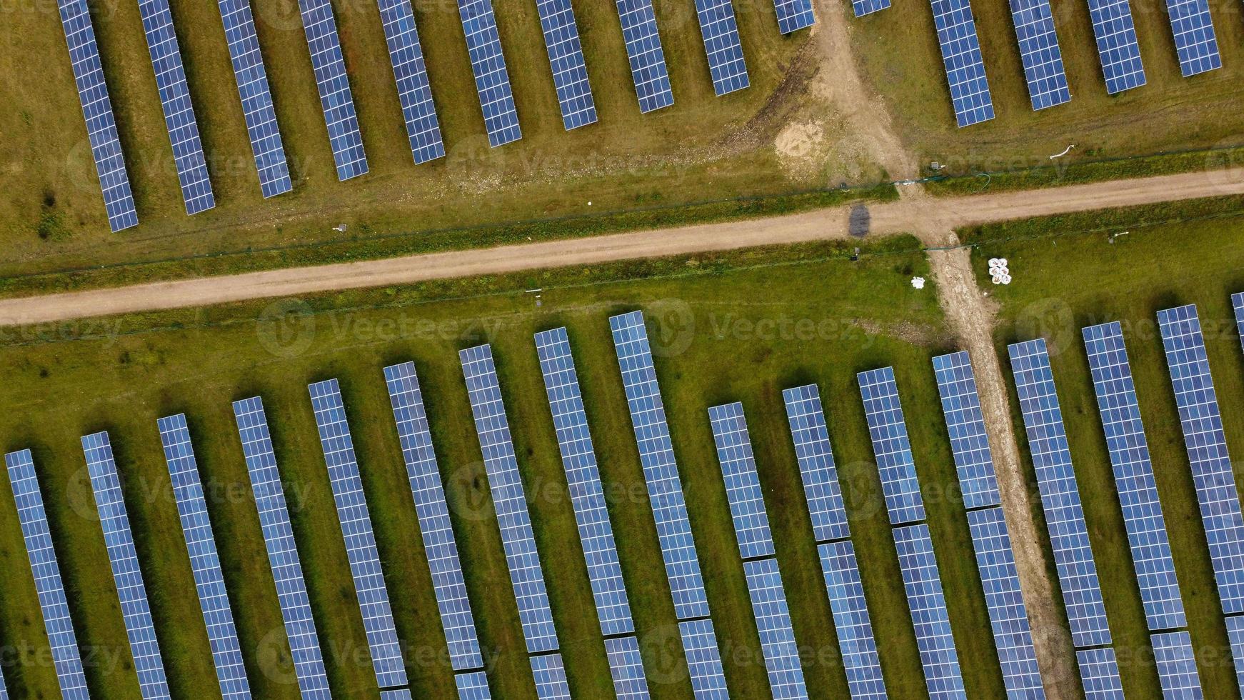 imágenes aéreas vista de ángulo alto de fuentes de generadores naturales de energía verde de turbinas eólicas y granjas de paneles solares en Inglaterra, Reino Unido foto