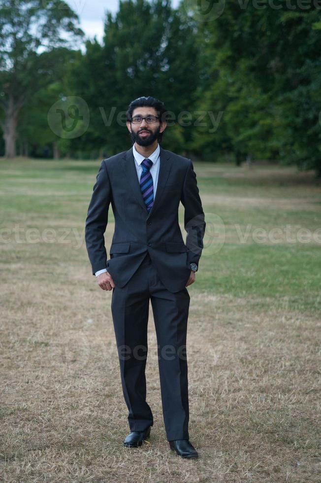 Macho asiático posando en el parque público local de Luton, Inglaterra foto