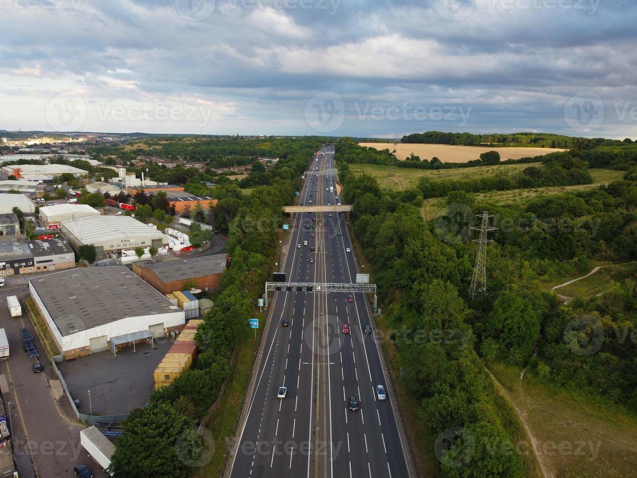 vista aérea de ángulo alto de carreteras británicas y autopistas de alta velocidad en la ciudad de luton de inglaterra reino unido foto