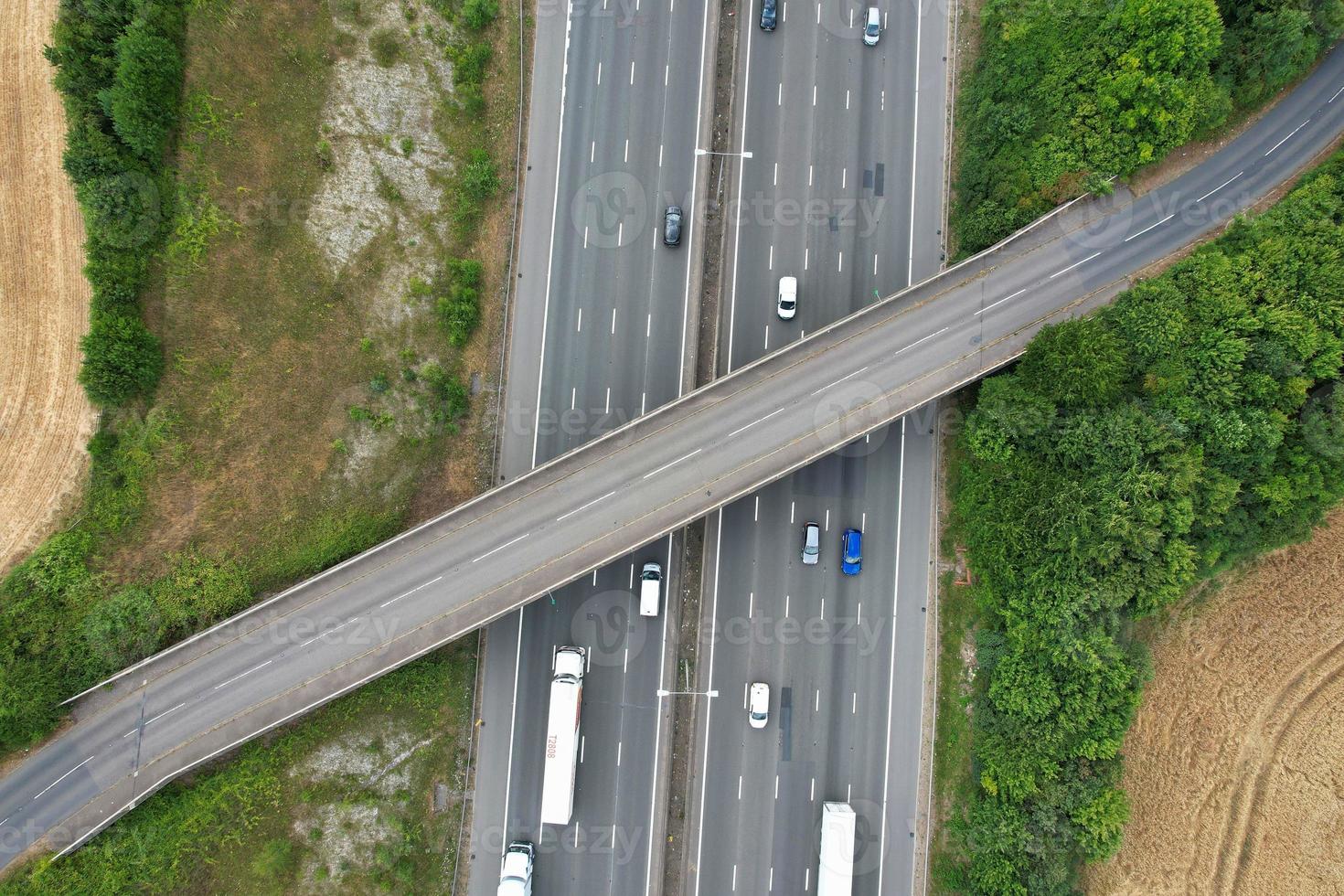 hermosa vista aérea de las autopistas británicas en la salida 9 de la m1 de dunstable y luton, inglaterra foto