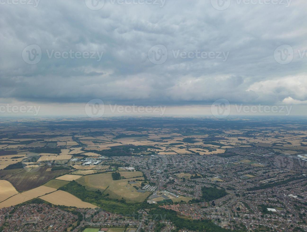 vista panorámica aérea de alto ángulo de la ciudad de luton de inglaterra reino unido foto