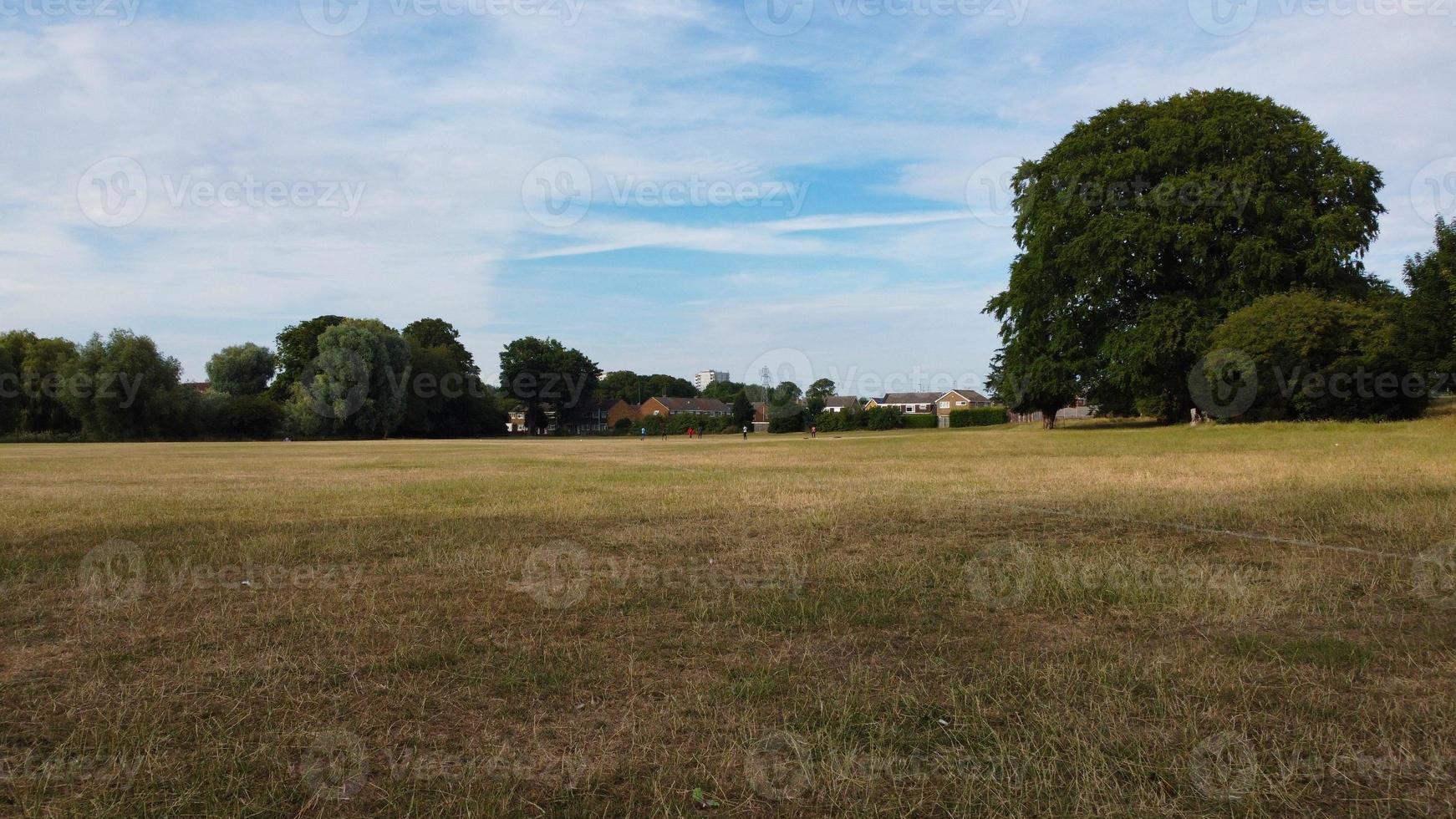 imágenes aéreas y vista de ángulo alto de la campiña británica y el área de reserva natural en la ciudad de luton, inglaterra, reino unido foto