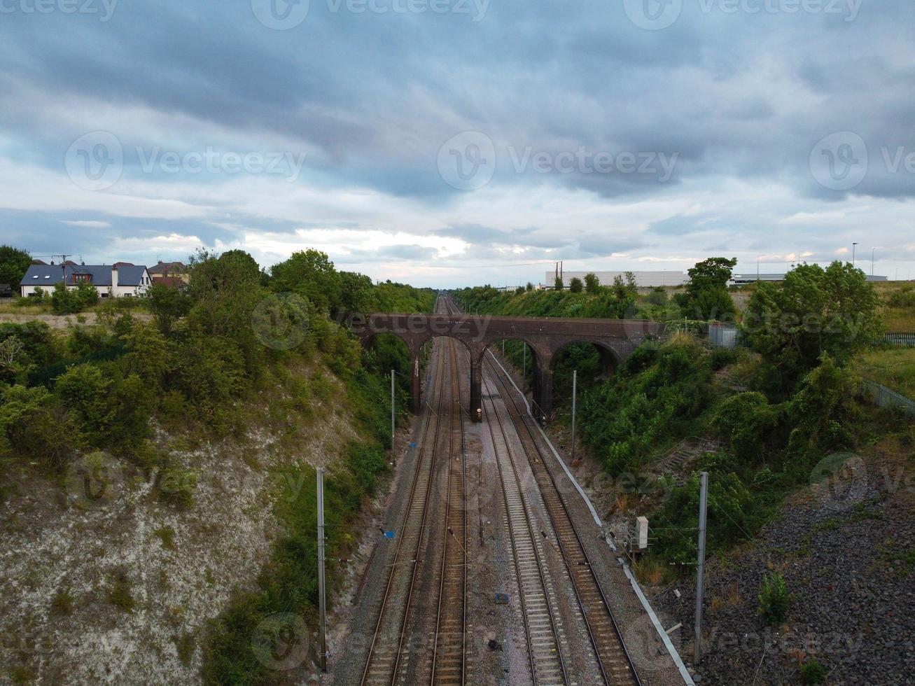 cámara de drone de ángulo alto vista de ángulo alto de las vías del tren en el cruce de autopistas de luton inglaterra reino unido foto