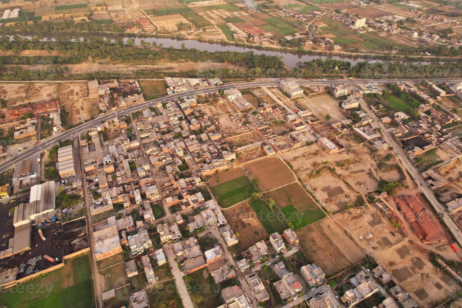 vista de ángulo alto de la ciudad de gujranwala y casas residenciales en antena congestionada de punjab pakistán foto