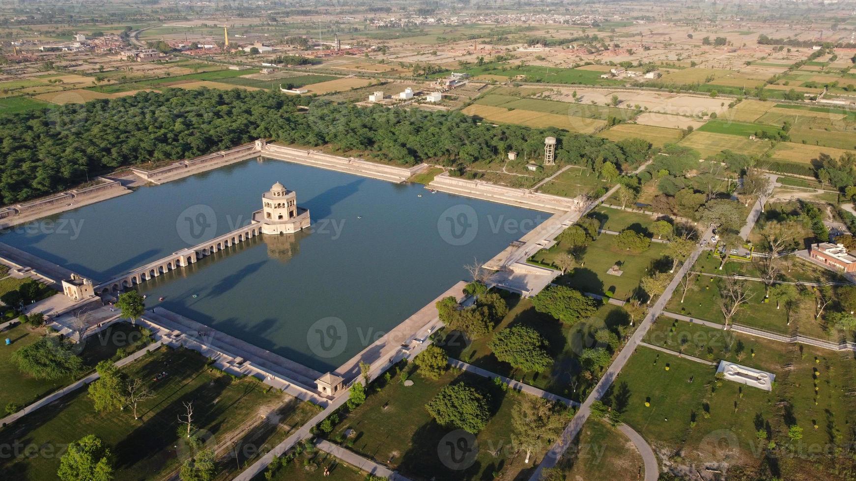 vista aérea de alto ángulo de mogoles históricos hiran minar y pueblo de sheikhupura pakistán foto