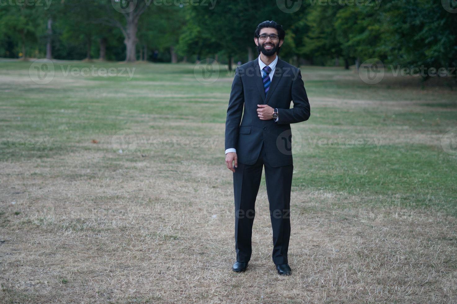 Macho asiático posando en el parque público local de Luton, Inglaterra foto