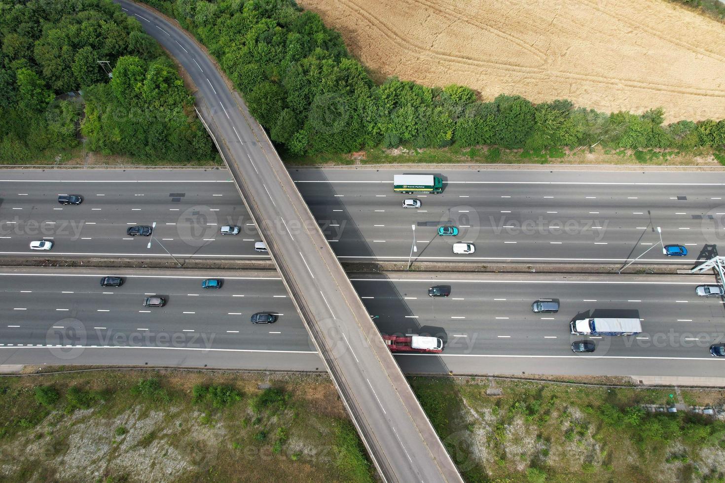 hermosa vista aérea de las autopistas británicas en la salida 9 de la m1 de dunstable y luton, inglaterra foto