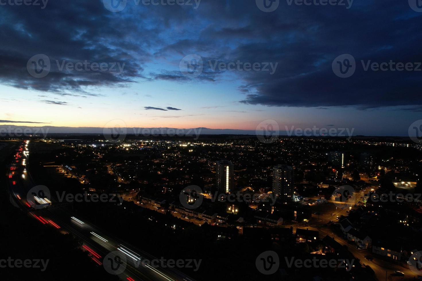 hermosa vista aérea de alto ángulo de las autopistas británicas y el tráfico en la ciudad de luton de inglaterra reino unido en la noche después del atardecer foto