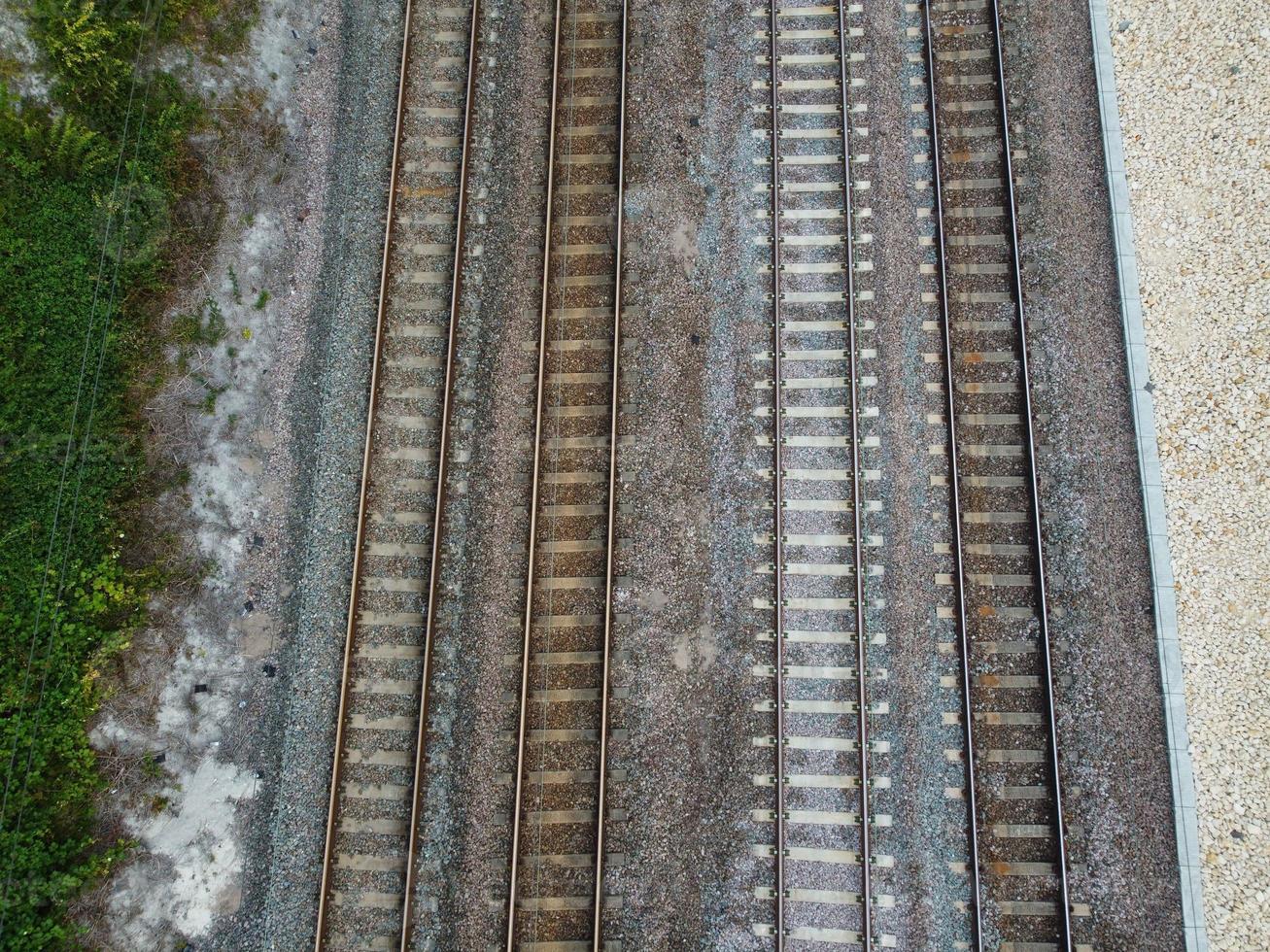 cámara de drone de ángulo alto vista de ángulo alto de las vías del tren en el cruce de autopistas de luton inglaterra reino unido foto