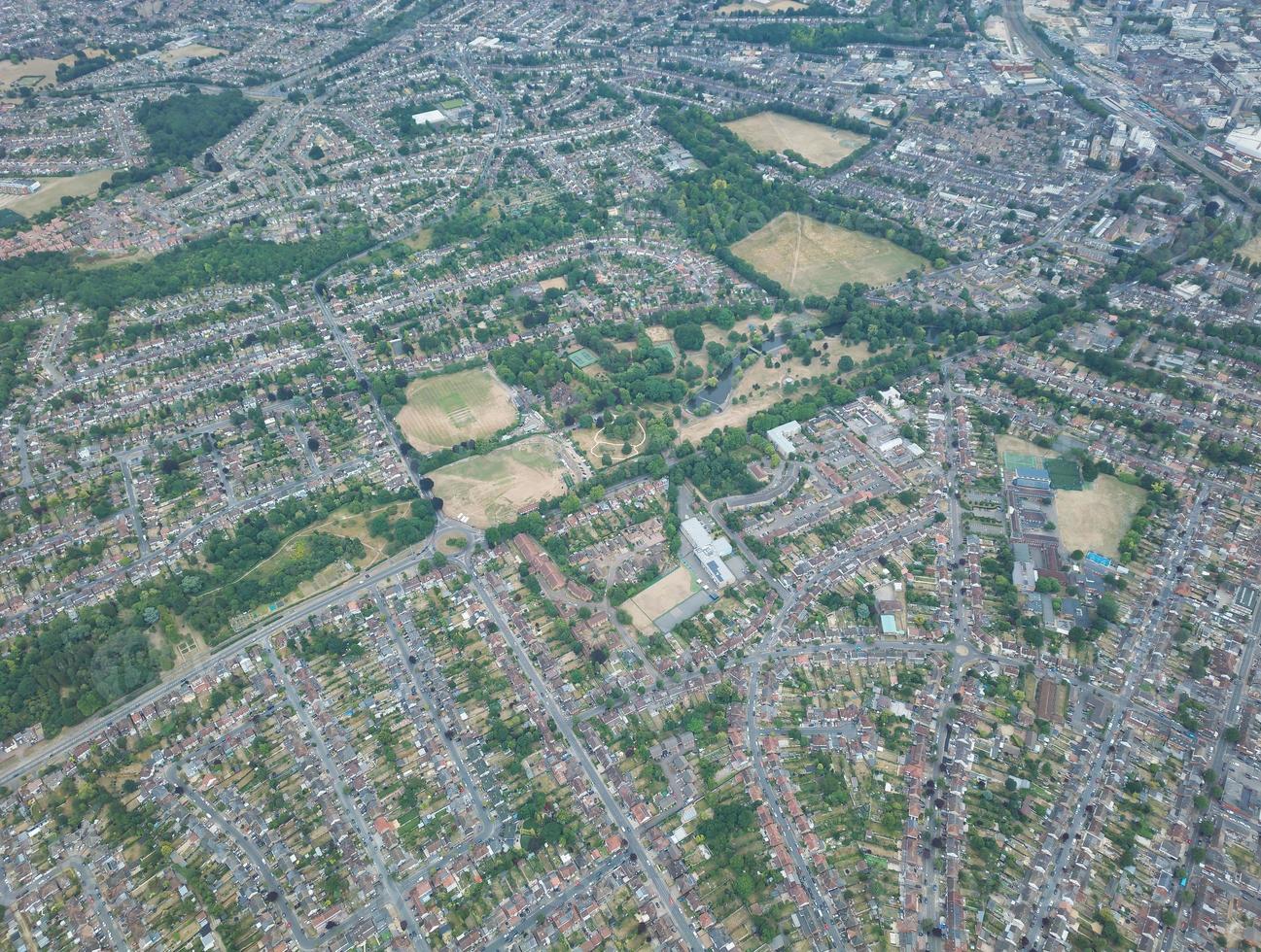vista panorámica aérea de alto ángulo de la ciudad de luton de inglaterra reino unido foto