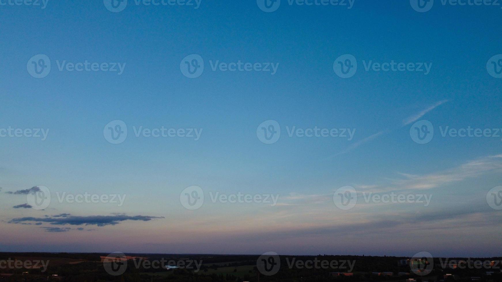 hermosa puesta de sol con cielo con nubes coloridas, imágenes de ángulo alto de drones sobre la ciudad de Inglaterra, Reino Unido foto