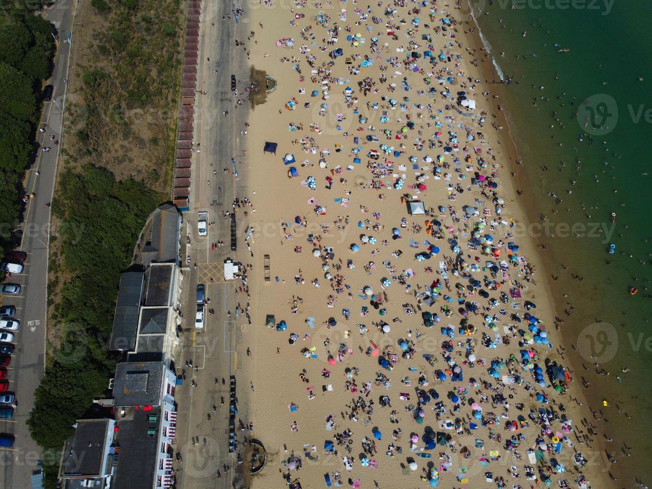 Frente a la playa con vistas al mar en ángulo alto con gente en la ciudad de Bournemouth, Inglaterra, Reino Unido, imágenes aéreas del océano británico foto
