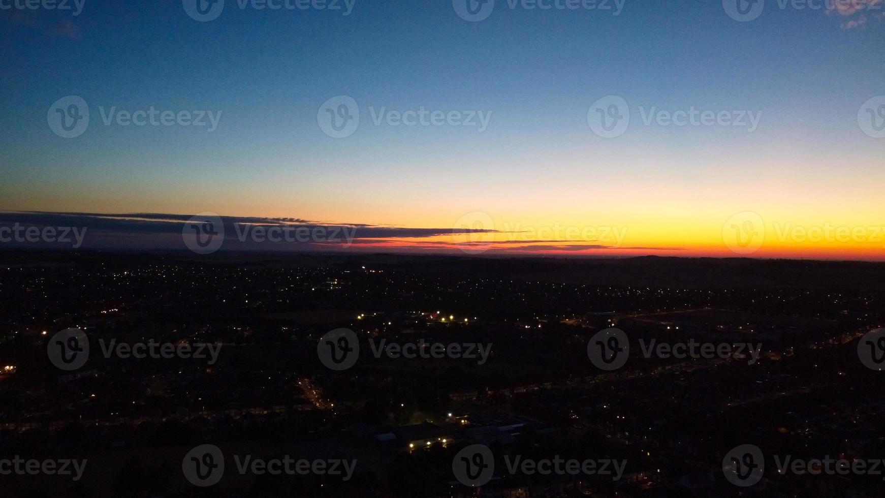 hermosa vista aérea nocturna de la ciudad británica, imágenes de drones de gran ángulo de la ciudad de luton en inglaterra reino unido foto