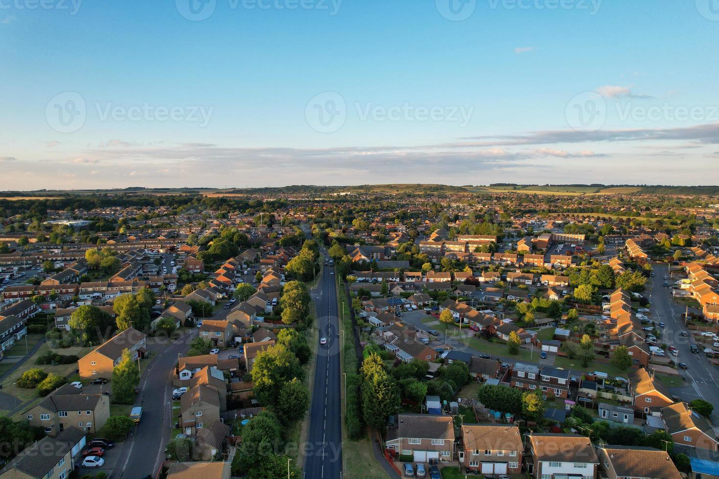 imágenes aéreas de drone vista de ángulo alto de londres luton ciudad de inglaterra gran bretaña foto