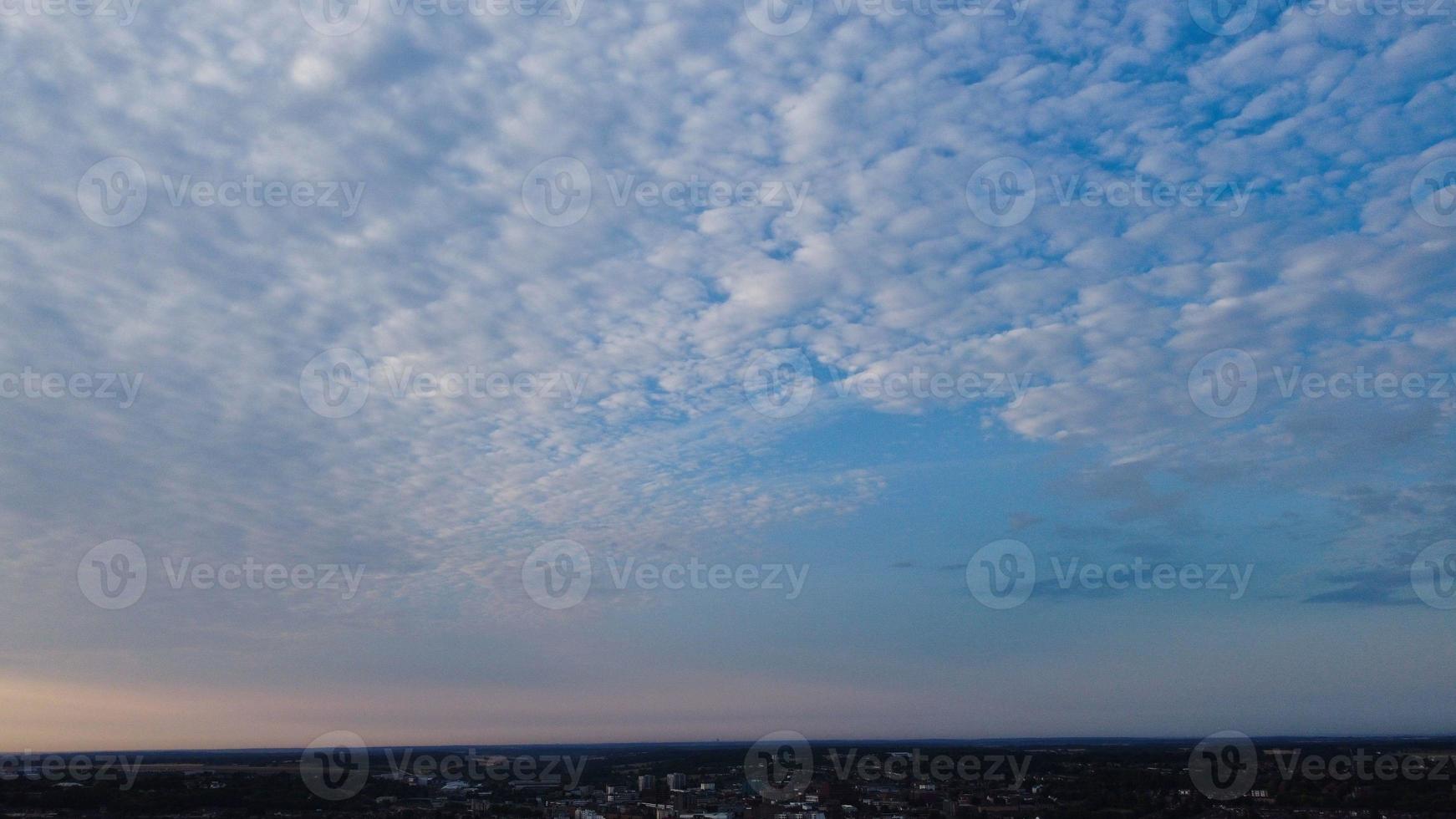 el hermoso amanecer y las nubes coloridas, la vista aérea y la vista de ángulo alto tomadas por drones en Inglaterra, Reino Unido foto